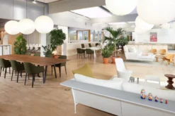 Vitra Softshell Stoel Met Zwart Onderstel, Plano 18 -Vitra Verkoopwinkel x886x886 0285.jpg.pagespeed.ic .sx3kamm1QC