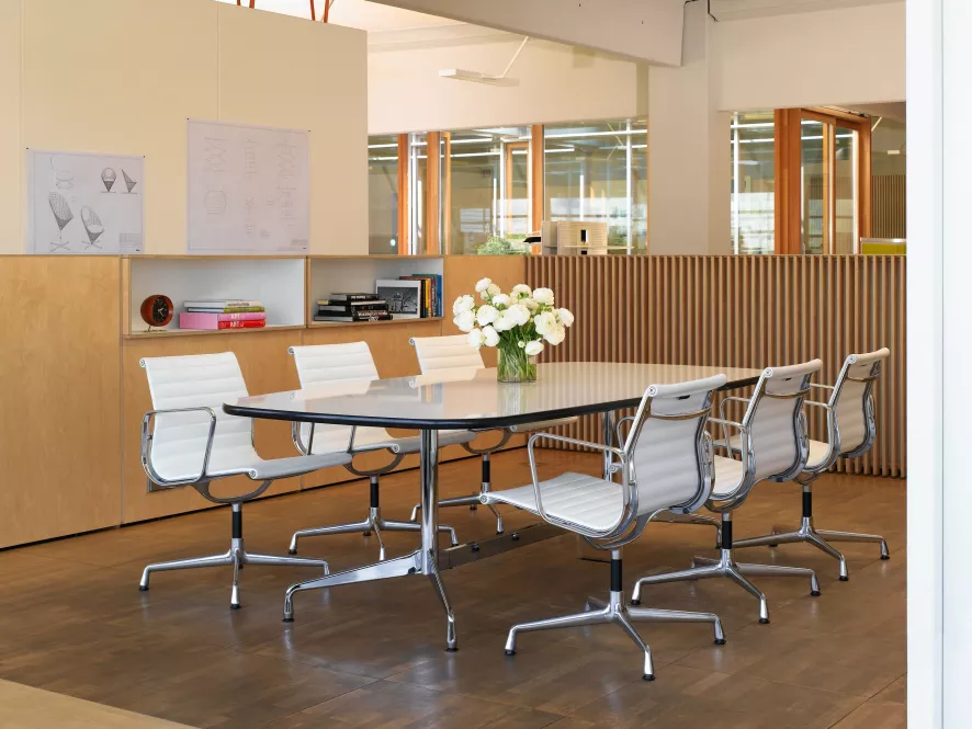 Vitra EA 107 Stoel Hopsak Nero, Onderstel Verchroomd 8 Vitra EA 107 Stoel Hopsak Nero, Onderstel Verchroomd - Afbeelding 8