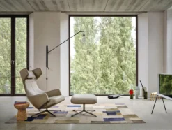 Vitra Grand Repos Loungestoel Met Ottoman, Cosy Kiezelgrijs -Vitra Verkoopwinkel x886x886 3989221grandrepospotencevasedecoupageeameshousewhalecorkfamilyohnetischundstuhlmitlampemaster.jpg.pagespeed.ic .sCo0x biiM 1