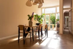 Vitra Standard Stoel Shell Light Oak, Base Blé Vert -Vitra Verkoopwinkel x886x886 binnenkijker copernicusstraat 8.jpg.pagespeed.ic .QQA3G0O33M