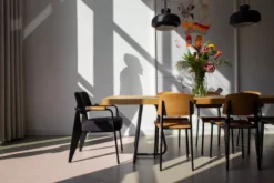 Vitra Fauteuil Direction Fauteuil Twill Blue, Prouve Blue, Arm Nat -Vitra Verkoopwinkel x886x886 binnenkijker tuinvanhera 7.jpg.pagespeed.ic .7i30P96Se0