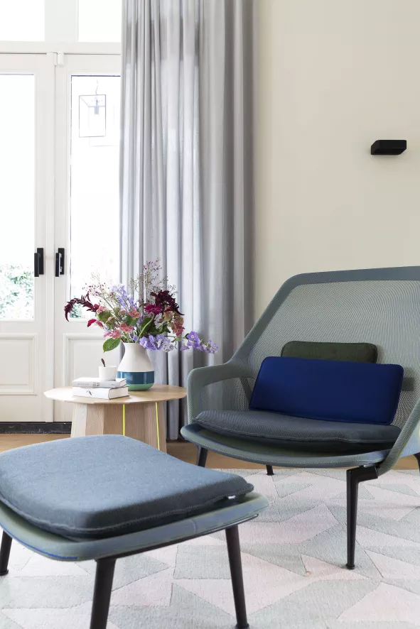 Vitra Slow Chair Met Ottoman Loungestoel Bruin / Poedercoating Aubergine 17 Vitra Slow Chair Met Ottoman Loungestoel Bruin / Poedercoating Aubergine - Afbeelding 17