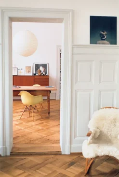 Vitra Eames DAW Stoel Geelachtig Esdoorn Onderstel, Mosterdgeel -Vitra Verkoopwinkel x886x886 vitra Eames Plastic Armchair DAW stoel sfeer.jpg.pagespeed.ic .7wOtGimMBj 2