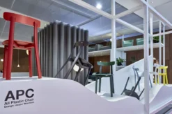 Vitra All Plastic Stoel Met Viltglijders Brick 24 Vitra All Plastic Stoel Met Viltglijders Brick -Vitra Verkoopwinkel x886x886 vitra all plastic chair stoel sfeer 1 1.jpg.pagespeed.ic .dSnbBtHweo 1