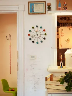 Vitra Ball Clock Klok Ø33 Naturel 11 Vitra Ball Clock Klok Ø33 Naturel -Vitra Verkoopwinkel x886x886 vitra ball clock klok sfeer.jpg.pagespeed.ic .4X RwMYVuA 2