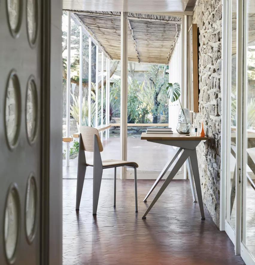 Vitra Compas Direction Bureau 125x60 Natural Oak Tabletop, Prouvé Bleu Marcoule Base 5 Vitra Compas Direction Bureau 125x60 Natural Oak Tabletop, Prouvé Bleu Marcoule Base - Afbeelding 5