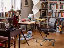 Vitra EA 217 Bureaustoel Brandy/baksteen, Onderstel Gepolijst -Vitra Verkoopwinkel x886x886 vitra compas direction tafel sfeer7.jpg.pagespeed.ic .2Xz sh34il