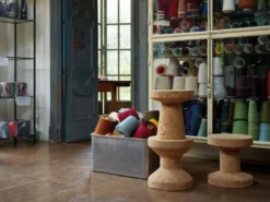 Vitra Cork Family Bijzettafel Model A 21 Vitra Cork Family Bijzettafel Model A -Vitra Verkoopwinkel x886x886 vitra cork family bijzettafel sfeer 5.jpg.pagespeed.ic .QHQNjhwf8X 1