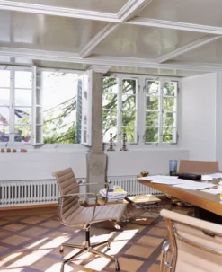 Vitra EA 107 Stoel Hopsak Nero, Onderstel Verchroomd 11 Vitra EA 107 Stoel Hopsak Nero, Onderstel Verchroomd -Vitra Verkoopwinkel x886x886 vitra ea 108 stoel sfeer 2.jpg.pagespeed.ic .imN4F4Ferc 1