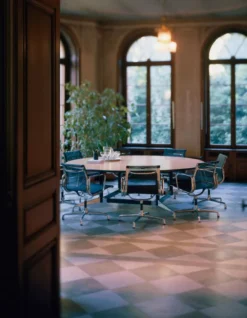 Vitra EA 107 Stoel Hopsak Nero, Onderstel Verchroomd 12 Vitra EA 107 Stoel Hopsak Nero, Onderstel Verchroomd -Vitra Verkoopwinkel x886x886 vitra ea 108 stoel sfeer.jpg.pagespeed.ic .H3AcEPhbdG 1