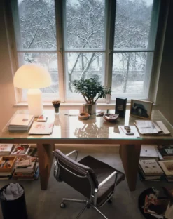 Vitra EA 217 Bureaustoel Brandy/baksteen, Onderstel Gepolijst -Vitra Verkoopwinkel x886x886 vitra ea 217 bureaustoel sfeer.jpg.pagespeed.ic .L9r4UJv5A1