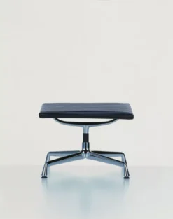 Vitra EA 125 Voetenbank Leder Chocolade, Onderstel Verchroomd -Vitra Verkoopwinkel x886x886 vitra ea125 voetenbank sfeer 2.jpg.pagespeed.ic .w2KglRfdhx 1