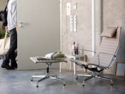 Vitra EA 125 Voetenbank Leder Chocolade, Onderstel Verchroomd -Vitra Verkoopwinkel x886x886 vitra ea125 voetenbank sfeer 4.jpg.pagespeed.ic .y1m3qkY9x0 1