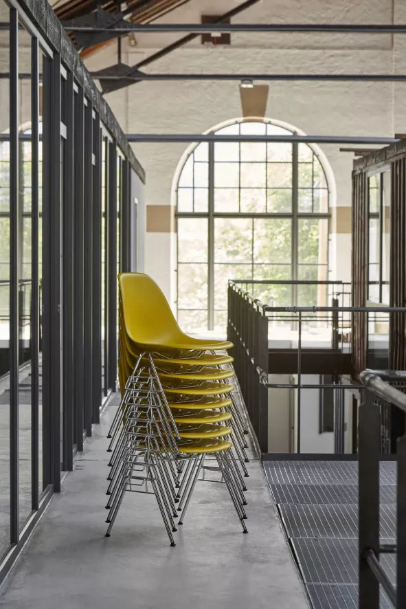 Vitra Eames DSX Stoel Zwart Gepoedercoat Onderstel, Rusty Orange 5 Vitra Eames DSX Stoel Zwart Gepoedercoat Onderstel, Rusty Orange - Afbeelding 5