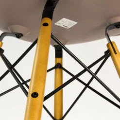 Vitra Eames DAW Stoel Geelachtig Esdoorn Onderstel, Mosterdgeel -Vitra Verkoopwinkel x886x886 vitra eames dsw stoel met geelachtig esdoorn onderstel detail 4 1.jpg.pagespeed.ic .t8QqZBCLuC 2