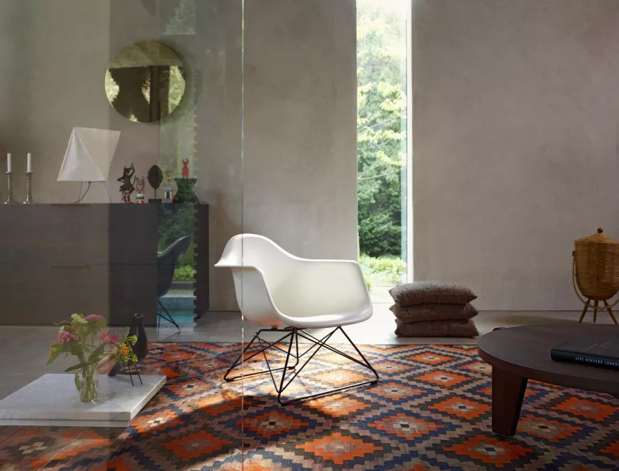 Vitra Eames LAR Loungestoel Zwart Onderstel, Wit 2 Vitra Eames LAR Loungestoel Zwart Onderstel, Wit - Afbeelding 2