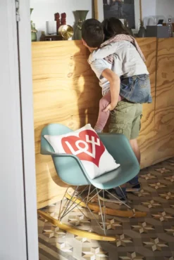 Vitra Eames RAR Schommelstoel Esdoorn Chroom, Ijsgrijs 14 Vitra Eames RAR Schommelstoel Esdoorn Chroom, Ijsgrijs -Vitra Verkoopwinkel x886x886 vitra eames rar schommelstoel esdoorn goud onderstel1.jpg.pagespeed.ic .rDsPWYrauX 2