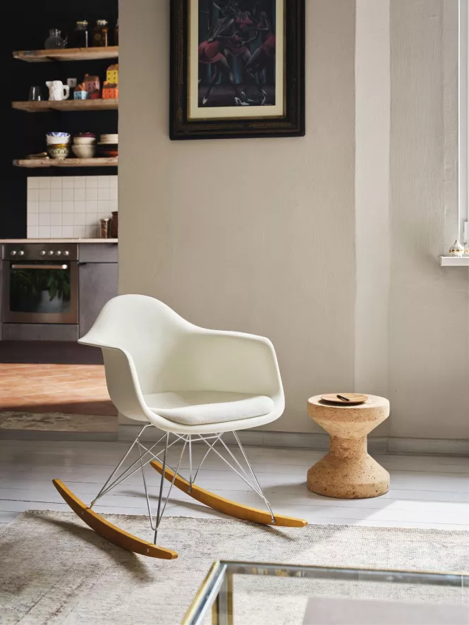 Vitra Eames RAR Schommelstoel Vast Zitkussen Warmgrey, Pebble 3 Vitra Eames RAR Schommelstoel Vast Zitkussen Warmgrey, Pebble - Afbeelding 3
