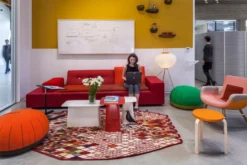 Vitra East River Chair Fauteuil Stofmix Rood -Vitra Verkoopwinkel x886x886 vitra east river fauteuil stoel sfeer 3.jpg.pagespeed.ic .iVlaEClR1i