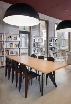 Vitra EM Table Tafel 200x90 Massief Eiken, Ecru 25 Vitra EM Table Tafel 200x90 Massief Eiken, Ecru -Vitra Verkoopwinkel x886x886 vitra em table tafel sfeer 2.jpg.pagespeed.ic .AFpAfAF3X6