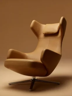 Vitra Grand Repos Loungestoel Met Ottoman, Leder Premium Camel -Vitra Verkoopwinkel x886x886 vitra grand repos loungestoel sfeer1.jpg.pagespeed.ic .LnPTpUPyoQ 1